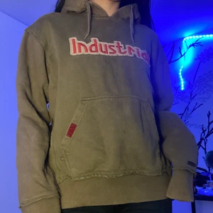 Brun hoodie🧸 - Brun hoodie med texten ”industrial” på🧸 Skön nu till hösten. Storlek typ M och sitter lite pösigt💕 Köpare står för frakt på 66 kr eller mötas upp i Västerås💕