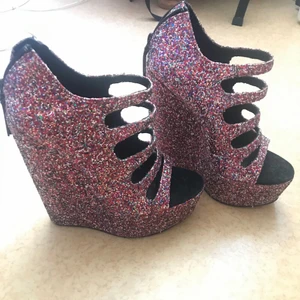 Senso kilklackar, glitter.  - Nya oanvända senso glitter kilklackar. Glittrar super fint. Nypris: 1.400 sek.