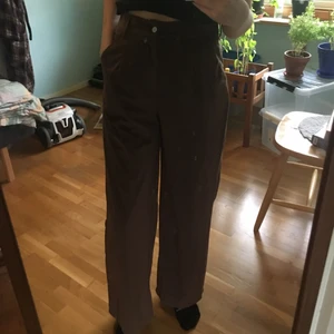 Byxor - Bruna, vida byxor i mjukt tyg köpta second hand men i perfekt skick! 