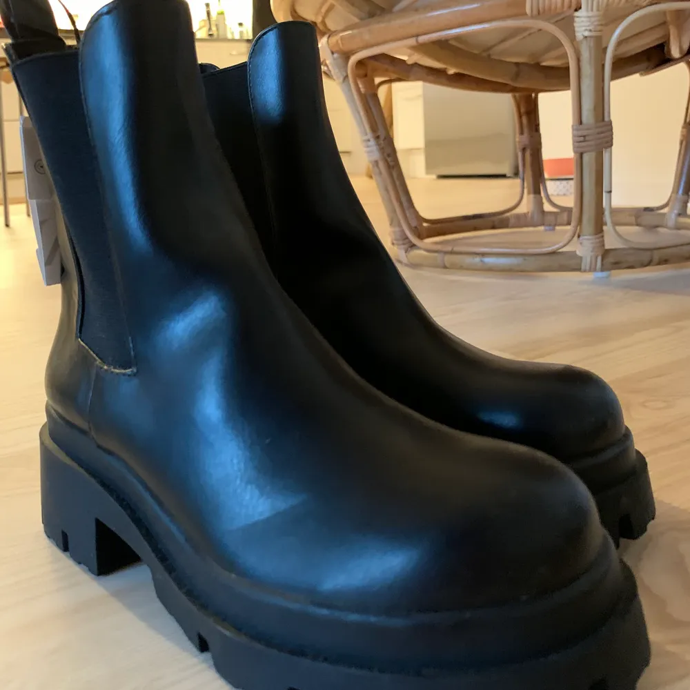 Helt nya Plana Boots med räfflad sula från Zara. Denna modell säljs inte längre. Prislapp finns kvar.  Nypris: 499 kr Mitt pris: 300kr   Hämtas i Stockholm :)  . Skor.