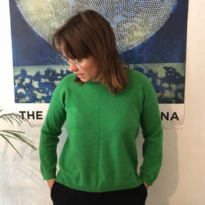 Lovely green cashmere sweater - 100% cashmere // Very vibrant green colour (brighter irl) // New price: 2000 DKK // Soft and warm // A bit longer in the back
