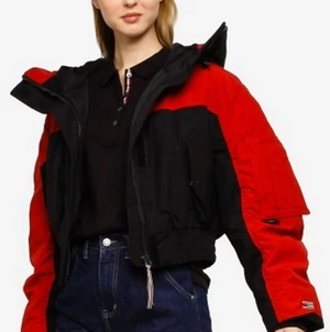 Tommy hilfiger vinterjacka  - Helt ny med prislapp på! Så sjukt cool jacka, köpte den förra året men aldrig använt, och inser att jag kommer använda den alldeles för lite så vill sälja bort 💔 snygg vinterjacka från Tommy Hilfiger Icon kollektionen! Man får fin midja och är perfekt till skidbackarna. Nypris låg på ca 3500 kr 💗✨ skriv för frågor eller fler bilder! 🤠❤️