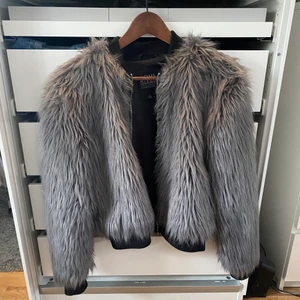 Fluffig jacka - Har ingen användning för jackan och den säljs inte längre. Storlek xs men passar även s. 150kr + 66kr spårbar frakt! 🦋 vill bli av med jackan så fort som möjligt! 