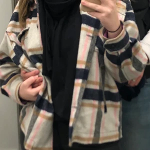 Zara jacka  - Säljer nu min zara jacka i storlek S! Använd förra året men har nu köpt nya jackor och denna kommer inte komma till användning! Är i väldigt fint skick! Skriv ifall ni har några frågor 🥰