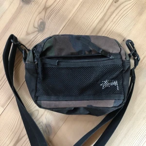 Stussy crossbodybah - Stussy crossbodybag i camo, brugt men i god stand 🤍
