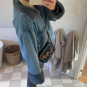 Jeansjacka med päls - Intressekoll på världens snyggaste jacka från hm! I den större storleken så den sitter perfekt oversized! Älskar verkligen denna ❤️ foder i så man håller sig varm hela vintern, slutsåld överallt!