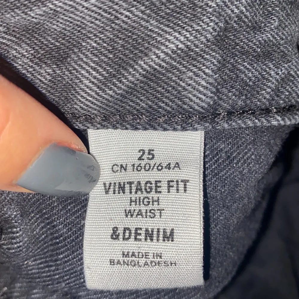 Säljer dessa byxor från H&M då de är alldeles för små och korta för mig. De är i använt skick då färgen tonats ner litegrann eftersom jag använt dem en del, vilket dock har gett dem en cool, washed färg. Annars har de inga defekter. För storleken kolla sista bilden. Är 169 cm!. Jeans & Byxor.