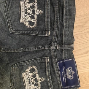 Victoria Beckham jeans med fickdetaljer - Säljer pga för långa på mig. storlek 25. jag är 158 cm!🤍