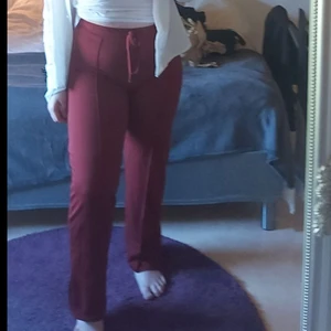 Röda luftiga byxor - Tunnt men förvånadsvärt värmande byxor ändå, storlek XS men suuuuperstrechiga. Passar mig som har lite former runt rumpan men mindre I midjan