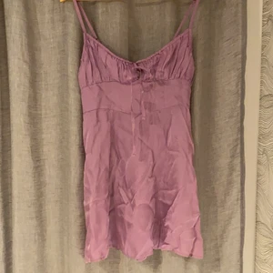 Urban Outfitters klänning - Säljer nu min superfina helt oanvända urbanoutfitters klänning som jag köpte i våras men den har tyvär inte kommit till användning💕 lappen är kvar (se bild tre) kan mötas upp i Stockholm men även frakta💕 skriv privat för fler bilder (den är lite skrynklig på bilden men det är bara att stryka den så blir den slät)