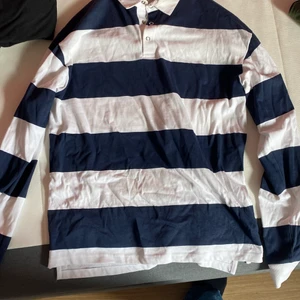 Piqué tröja storlek M - Säljer min snygga tröja för att den inte kommer till användning. 9/10 i betyg. Den är från lager 157 o skulle gissa på att den är köpt för 250? Har tyvärr inte kvittot. Inget pris är satt än så de är bara o skriva