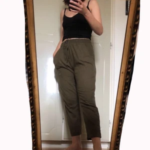 Byxor - Sköna byxor i khakigrönt.