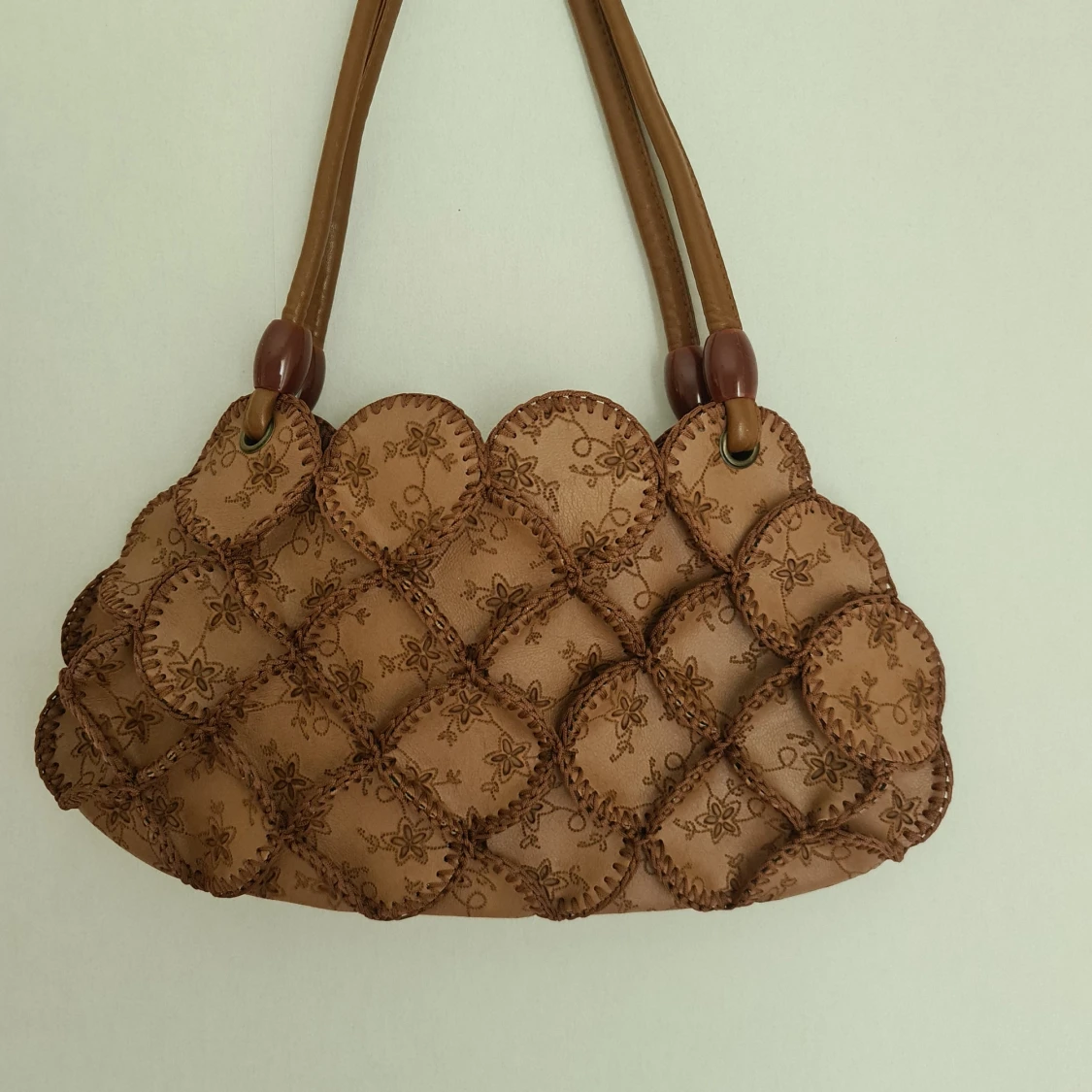 Läderväska med blommönster - 90