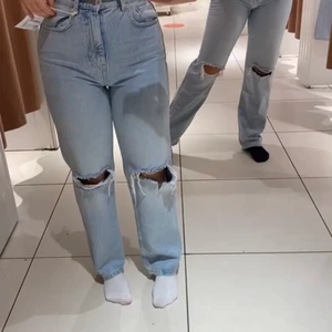 Trendiga 90’s high waist strl 34 - Super fina och super trendiga Gina tricot jeans som jag knappt använt och därför säljer jag. Dessa har används ca 7/8 gånger och är i superbra skick, skulle säga att de passar de som har Xs/S. Jag är 156 ungefär och de sitter bra i längden!🥰💞 ORGINALPRIS 600kr