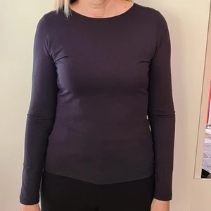 Ny Filippa K tröja - Långärmad marinblå Filippa K tröja, oanvänd i storlek Small. "Fine lycra R-neck Top" colour 2830 navy. Dammodell