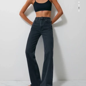 svarta vida jeans  - använda några gånger men den är som ny. Inga fel på den , passar någon som är runt 1,65-1,72. Alltid spårbart paket!!❤️❤️ og priset är 399🤍. Kan skicka fler bilder privat om man är intresserad 