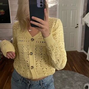 Gul tröja  - Säljer min gula tröja/kofta från Dobber. Verkligen jättefin men kommer inte längre till användning. Strl S. Skriv för fler frågor!💛💛