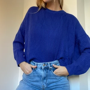 Blå stickad tröja  - Jätte skön och fin färg och bra skick!🫐🪐 från Nya Zeeland! 