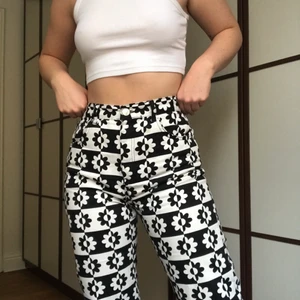 Pull & Bear byxor med blommor i strl 40 - Jag säljer mina snygga byxor från Pull & Bear i fint blommönster 🖤🤍 Byxorna är så sköna och är i strl 40. Jag skulle säga 38/40! Kolla in mina andra auktioner också ❤️‍🔥