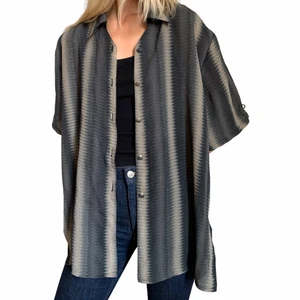 Oversized skjorta - Så snygg! Oversized vintage skjorta från Italien. Modellen är XS och 174cm lång. Skriv om funderingar 🌼