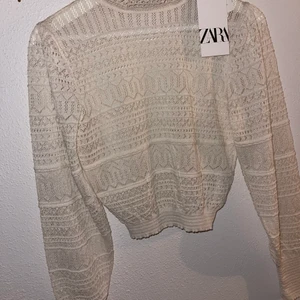 Vit blus - Jättesöt vid blus som aldrig kommit till användning, skriv vid intresse!💖