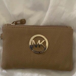 Äkta mini clutch från MICHAEL KORS - Denna lilla plånbok är i gott skick, men använd. Du får plats med kort, mynt, sedlar mm. Insidan är ren och har inga fläckar 💝