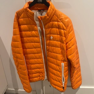 Cross sportswear jacka - Sportig jacka i orange färg. Nyskick använd 1 gång. Kommer ej till användning. Fin till gymmet, ser bättre ut på. 
