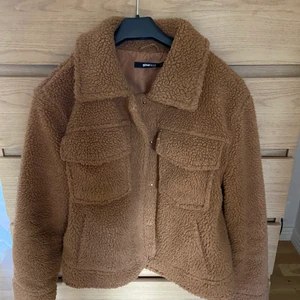 Teddyjacka  - Säljer min teddyjacka från Gina. Strl 38 och i mkt gott skick🤎🤎🤎. Betalning via swish 