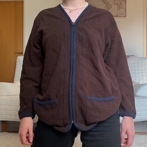 Brun Kofta - Säljer denna mysiga bruna koftan med blå detaljer! Storleken står tyvärr inte men skulle uppskatta den till Large❤️