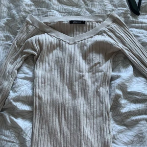 Stickad tajt tröja från Gina i strl S - Snygg beige, stickad tajt tröja i storlek S. Lite för liten för mig tyvärr så därför säljer jag dom! 