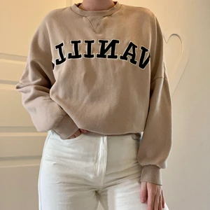 Tröja - Säljer en beige tröja i strl S. Perfekt passform! Kommer tyvärr inte till användning längre dock, fint skick:) köpare står för frakt😙✌🏼