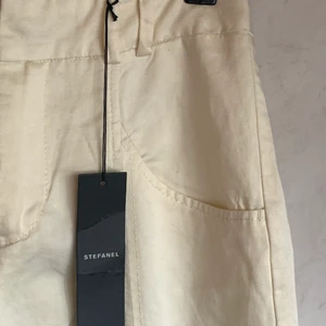 BENVITA BREDA BYXOR  - Super trendiga vita byxor med breda ben. Aldrig använda, med prislappen kvar. Tyvärr är dem inte strukna på bilderna så det får ni tänka bort:) Storlek är okänd men skulle säga att det är 34-36 på dom. 