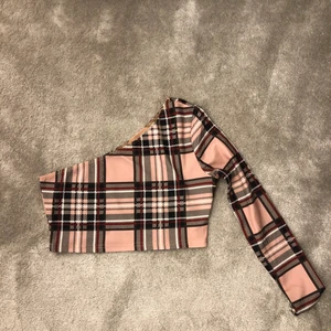 Crop top - Super gullig enarmad croptop från Shein, säljs pågrund av att den inte riktigt var min stil. Storlek 38 men passar även mig som är xs/s