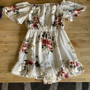 Playsuit  - Fin och somrig Playsuit från ett märke som heter Parisian. Väldigt bekväm Playsuit och den sitter där den ska, man behöver inte gå och dra ner i armarna hela tiden. Använd några gånger till midsommar men inget mer än så🌸
