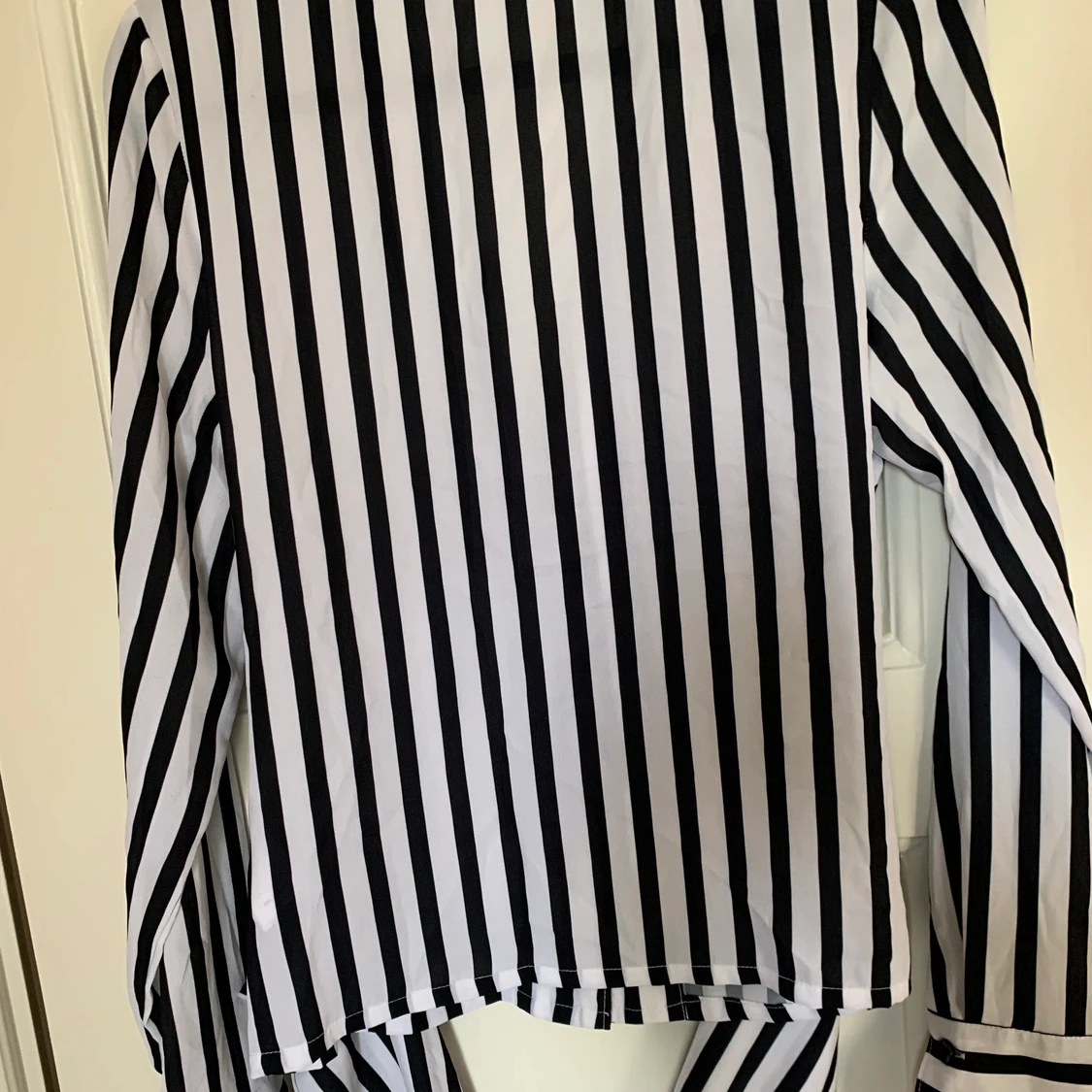 Randig blus med knytdetalj - 90