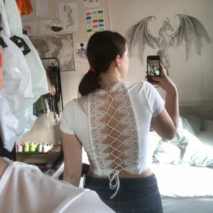 Vit tröja - Vit magtröja med fina detaljer i ryggen från bikbok. Den är lite genomskinlig så bröstvårtorna syns igenom, men för att hålla ryggen så snygg som den är kan man använda en ”klister bh”, nipple covers, en snygg spets bh som matchar ryggen, en helt vanlig bh om man tycker det är snyggt till ryggen, eller ingen bh alls och free the nipple! Köparen står för frakt