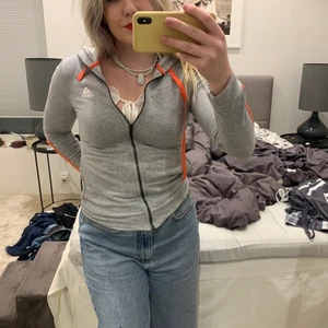 Adidas flis strl XS - Adidas flis i bra skick, sällan använt 