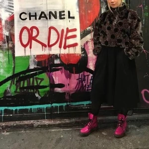 Rosa dr martens  - Säljer mina älskade rosa lackade dr martens, är försmå för mig tyvärr men har används flitigt men fortsatt bra skick! 