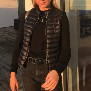 Väst  - Säljer min jätte snygga väst från mango som inte finns att köpa länge i storlek S❤️