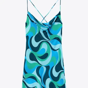 Klänning från Zara - Jättesnygg klänning från Zara som tyvärr inte passade min kroppsform, men är asball! Aldrig använd, endast testad! Köpt för 359kr och säljer från 250kr exkl frakt. Storlek M men skulle säga att den är liten i storleken💕💕💕💕PM för fler bilder