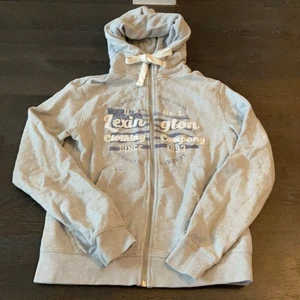 Zip hoodie från Lexington - Grå zip hoodie från Lexington. Stl XS men passar även stl S. Mycket bra skick!