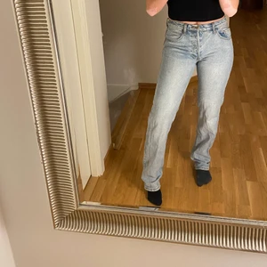 JEANS BRANDY MELVILLE - Jeans från Brandy Melville, storlek one-size (M)! Spårbar frakt 66 kr! Skriv bud!