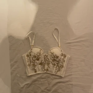 korsett från yesstyle - vit korsett från yesstyle, använd en gång. Frakt ingår inte i priset🤎 OBS: har ändrat mig och budgivningen avslutas onsdag klockan 12 !!! inte fredag !!