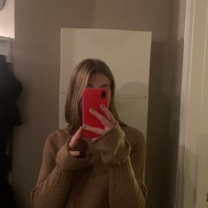 Brun stickad tröja - En tröja i bra skick från Gina tricot 