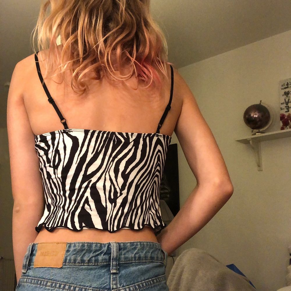Ett supersöt svart zebramönstrat linne💕 Från SHEIN för 65kr. Säljer pga att jag ändrade stil. Aldrig använd. Storlek: S/36. Du står för frakten<33. Toppar.