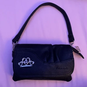 Snygg liten väska! - Säljer denna axelväska då den inte kommer till användning! Köpt på gamla stan i en liten väskbutik<3 skriv för mer bilder om ni är intresserade❤️