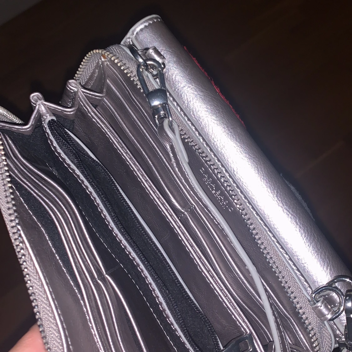 Säljer denna silver väskan med motiv på  - 90