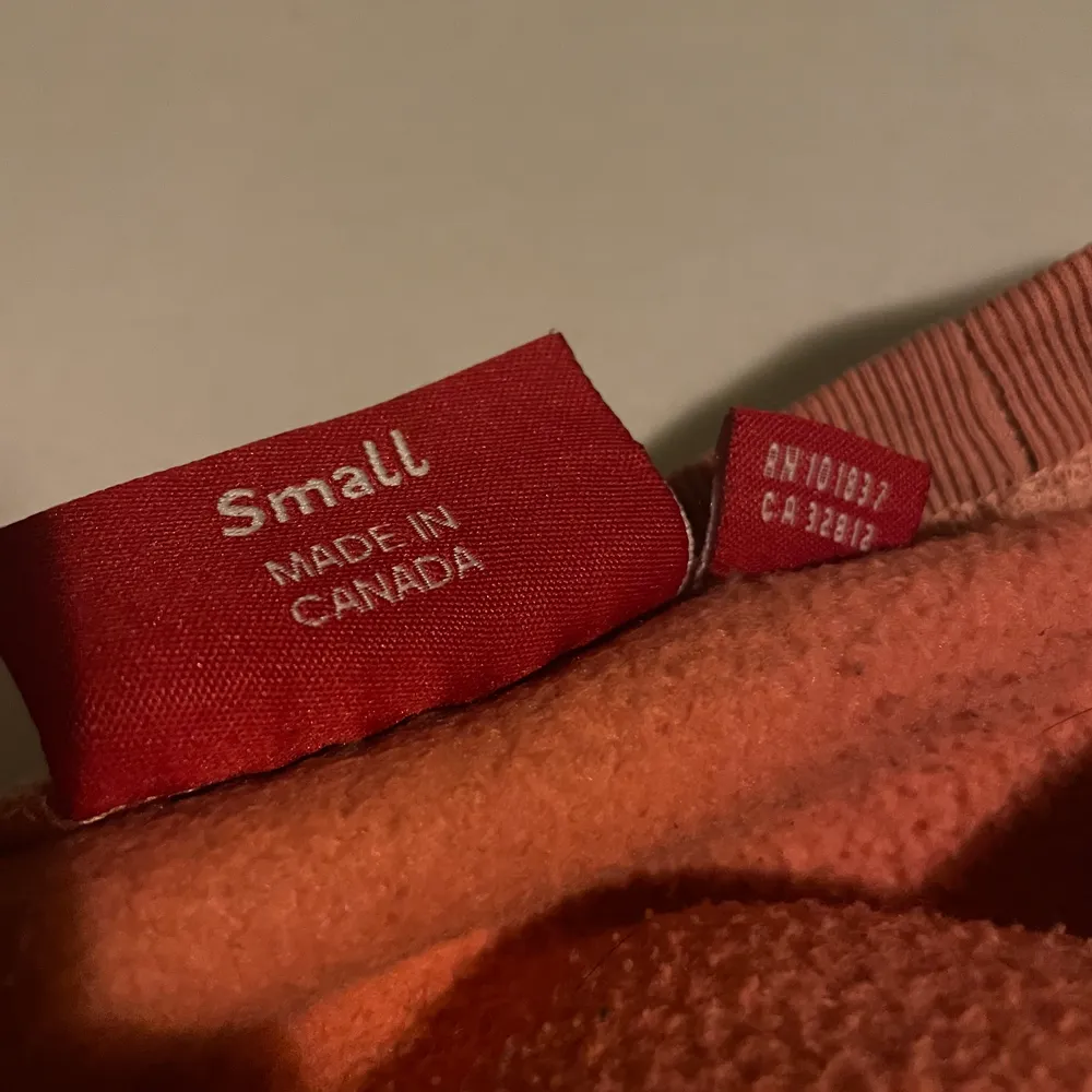 Släpptes FW18 orginal pris 3000 kr . Hoodies.