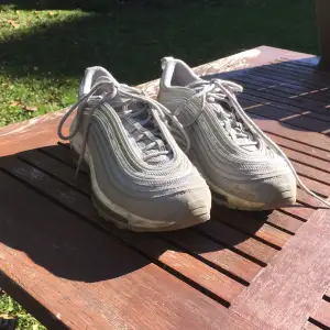 Air max 97! Silvergråa med reflexdetaljer! Har slutligen tvingats inse att dessa är för små för mig, i skorna anges storlek 38 men verklig storlek är 37. Tecken på användning finns, men skorna är i ett fint begagnat skick. Nypris landar runt 1500-1800kr. Köparen står för frakt.