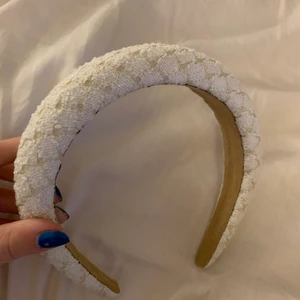 Diadem - Diadem vitt med lite guld 